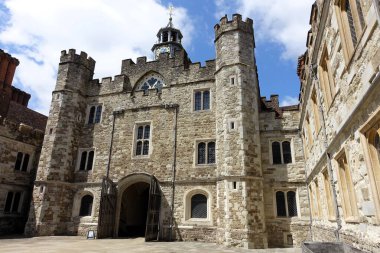Knole 'da bir giriş avlusu, bir İngiliz kır evi ve önceki başpiskoposun sarayı Knole Park' ta, Sevenoaks 'un güneydoğusunda, batı Kent' te yer alıyor.