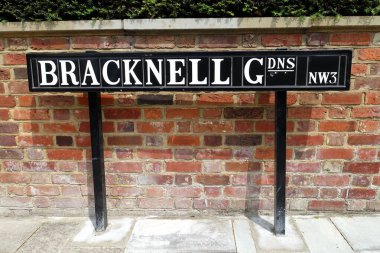 Kuzey Londra Hampstead Village 'da bulunan Bracknell Gardens NW3 için bir tabela.