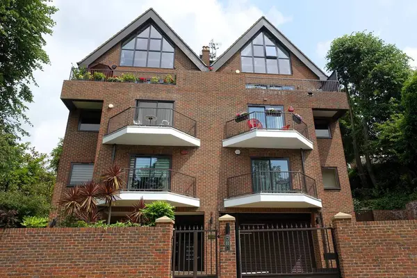 Kuzey Londra, İngiltere, İngiltere 'de bulunan balkonlu lüks apartman kompleksi