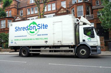 Site DAF LF kamyonunda Shred. Şirket güvenli bir belge imha ve geri dönüşüm hizmeti sunuyor.