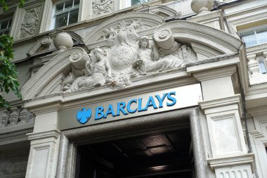 Barclays Bank logosu Kuzey Londra Hampstead köyündeki Barok tarzı girişte sergilendi