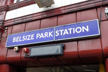 Londra 'nın Camden ilçesindeki Belsize Park Metro İstasyonu' na imza atın.