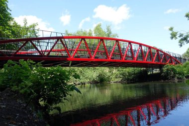 Yayalar ve bisikletçiler için tasarlanan Aquadrome Köprüsü, Hertfordshire 'daki Rickmansworth Aquadrome' da yer almaktadır.