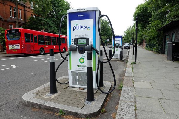 Придорожные зарядные устройства типа BP Pulse Tritium DC для электромобилей)