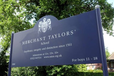 Merchant Taylors 'un giriş tabelası Northwood' daki Sandy Lodge Lane 'de.