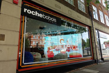 Roche Bobois Paris vitrinleri, Finchley Yolu, Londra. Roche Bobois mobilya ve ev aksesuarları tasarlayan ve perakende satış yapan bir Fransız şirketidir..