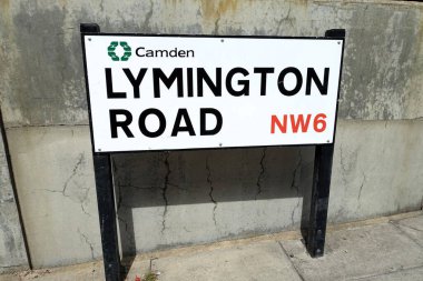 Lymington Yolu sokak tabelası, Londra 'nın Camden ilçesinde NW6.