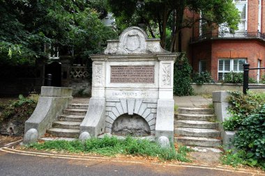 Chalybeate Kuyusu ve İçme Çeşmesi Londra Hampstead Köyü 'nde yer almaktadır.