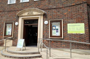 Batı Hampstead Kütüphanesi 'nin ön girişi, Dennington Park Yolu, Batı Hampstead, Londra