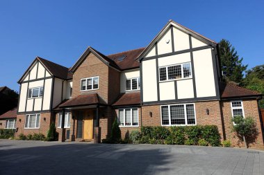 Rickmansworth, Hertfordshire 'da bulunan ve Tudor tarzıyla alay eden geniş bir ev.