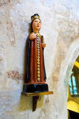 Yazar Roald Dahl 'ın kızı Olivia' nın tahta heykeli, St. John Baptist Kilisesi, Little Missenden