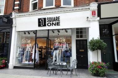 St John 's Wood' da birinci sınıf bir giyim mağazası olan Square One, yüksek moda kıyafetler ve aksesuarlar satıyor.