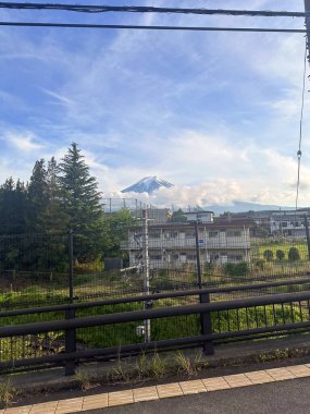 Sabahleyin Fuji Dağı manzarası