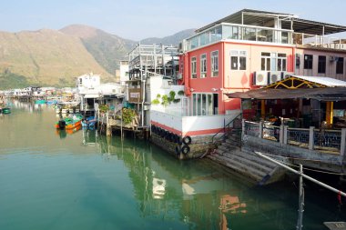 Hong Kong Limanı 'ndaki tekneler. Liman ve liman küçük.