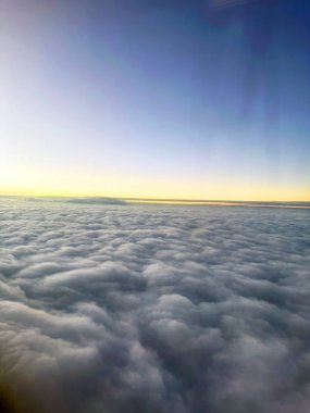 Bulutlar uçağın üstünde