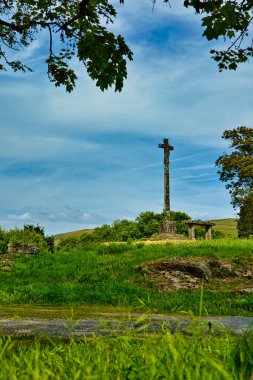 Cruceiro y altar de piedra en el bosque. Fotoğraf: Tomada en Galicia.