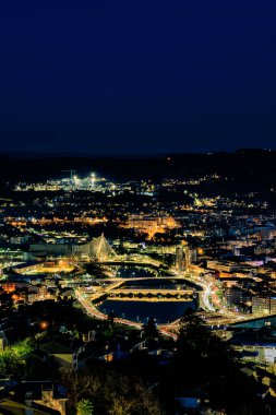 Pontevera, Galiçya ve İspanya 'dan geçen lerez nehrinin gece manzarası. Yukarıdan görünüm. 