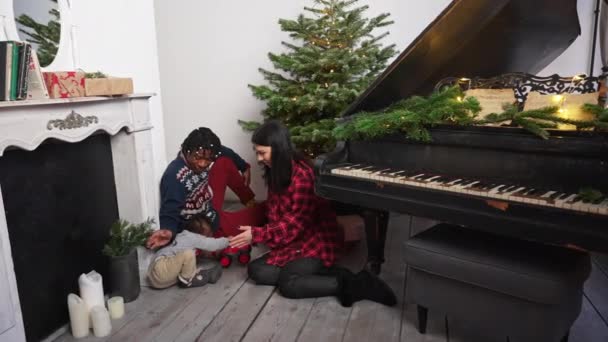 Egy Fiatal Pár Kisfiúval Akik Kandalló Zongora Mellett Pihennek Ünneplik — Stock videók