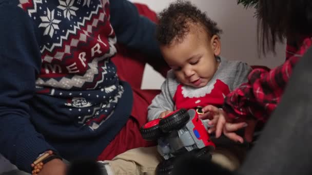 Νεαρή Πολυφυλετική Οικογένεια Παίζει Μωρό Κοντά Στο Χριστουγεννιάτικο Δέντρο Τυλιγμένα — Αρχείο Βίντεο
