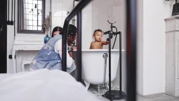 Família Feliz Brincando Com Bebê Banheira Imagens Alta Qualidade — Vídeo de Stock