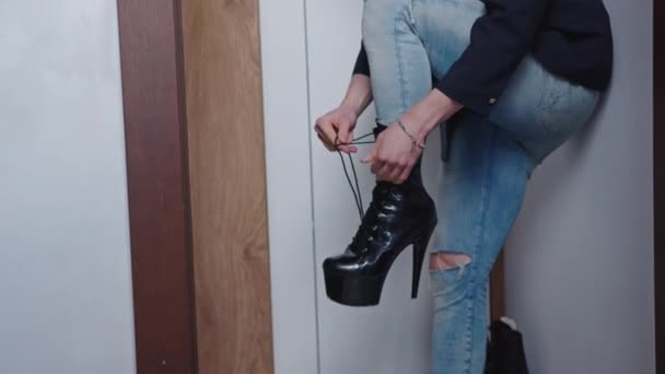 Man Putting Black High Heels Pole Dancing Face High Quality — 비디오