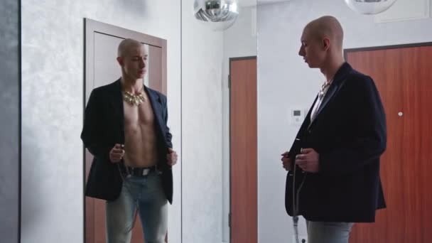 Gay Man Bare Torso Posing Front Mirror High Quality Footage — Vídeos de Stock