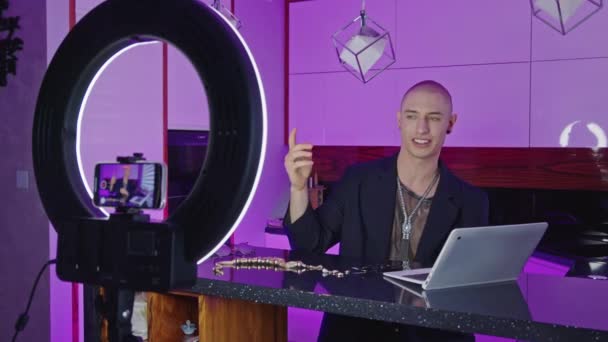 Male Influencer Talking Camera Recording Himself Smartphone Indoor High Quality — Vídeo de Stock