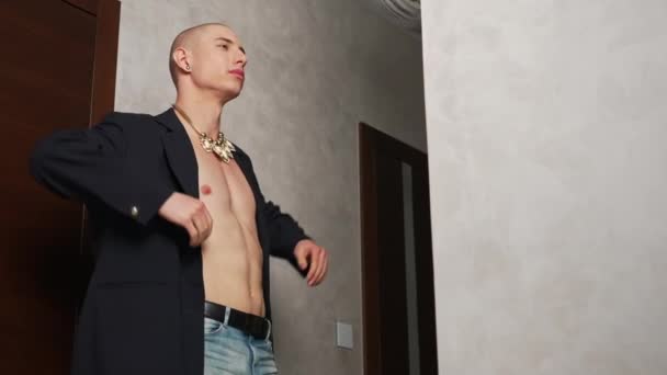 Caucasian Shirtless Man Blazer Posing Front Mirror High Quality Footage — Stock videók