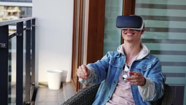 Young Man Useing Virtual Reality Headset Glasses Home Playing Video — Vídeo de stock