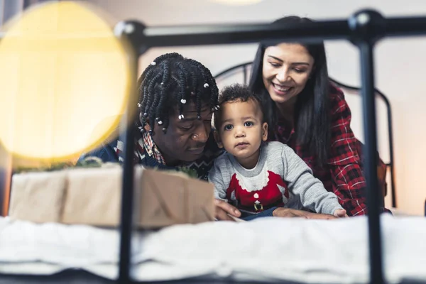 Toddler Boy His Multiracial Parents Bed High Quality Photo — Stockfoto