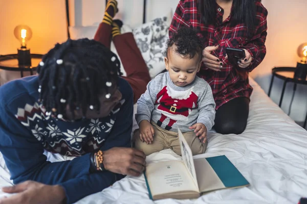 Toddler Boy Reading Book His Parents Bed High Quality Photo — Stockfoto