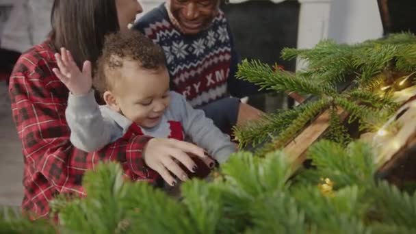 幸せな笑顔のお母さん お父さんと彼らの幼児の息子はクリスマスの日にピアノを演奏する 高品質の写真 — ストック動画