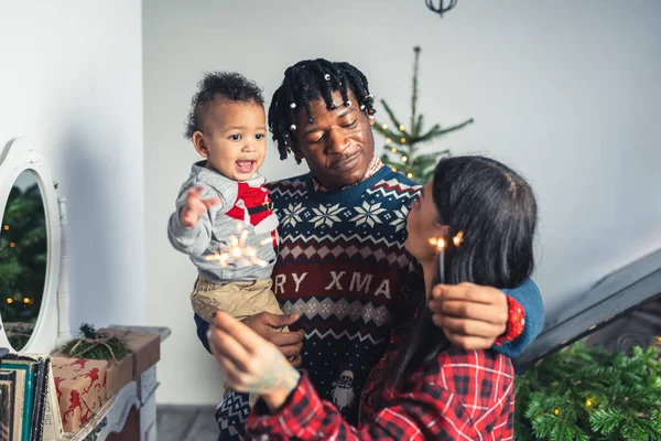 Multicultural Parents Toddler Christmas Sparkling Fire Sticks High Quality Photo — Φωτογραφία Αρχείου
