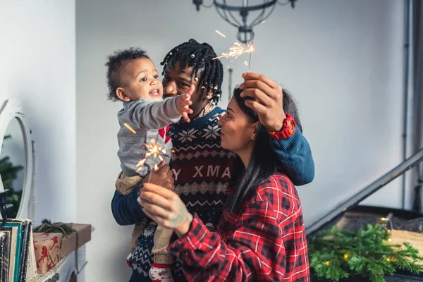 Smiling Multicultural Parents Toddler Christmas Sparkling Fire Sticks High Quality — Φωτογραφία Αρχείου