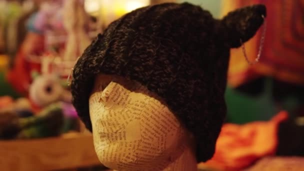 Makers Market Stall Knitt Cap Head Mannequin High Quality Photo — Vídeo de stock