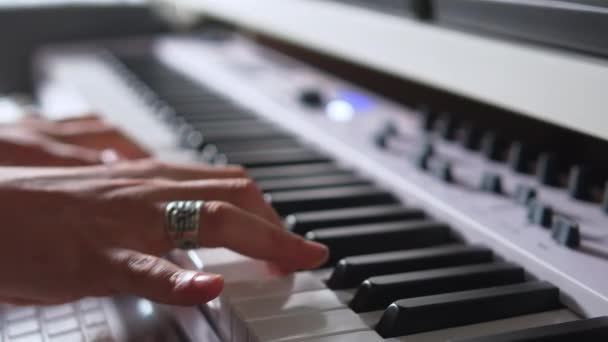 Крупним Планом Жіночі Руки Грають Електричному Піаніно Високоякісні Кадри — стокове відео