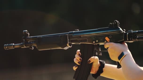 Солдат Стріляє Гвинтівки Вихлопні Гази Штурмових Гвинтівок Повільне Відео Руху — стокове відео