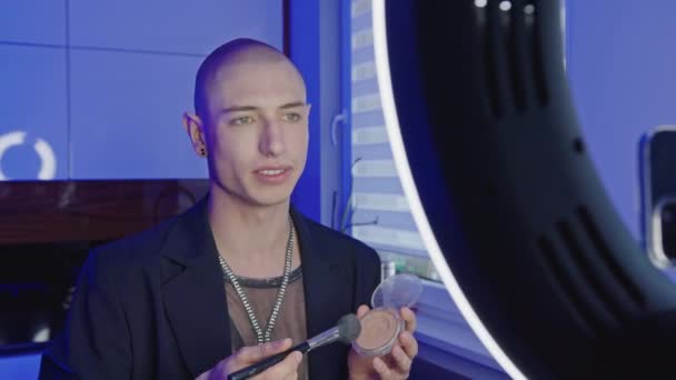 Side Medium Closeup View Handsome Gay Man Doing Makeup Streaming — Vídeo de Stock