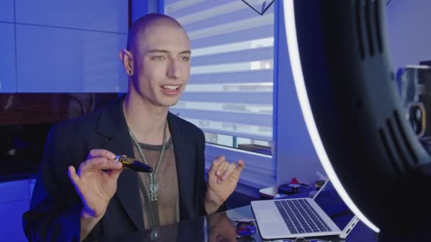 Medium Shot Bald Gay Man Streaming Online Makeup Video Tutorial — Stock Video