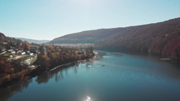 Zdjęcia Lotnicze Dronów Domów Wzgórzu Nad Brzegiem Jeziora Piękna Przyroda — Wideo stockowe