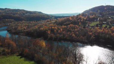 Polonya, Bieszczady yakınlarındaki Solina Gölü 'nün muhteşem hava manzarası. Yüksek kalite 4k görüntü