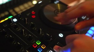 Neon ışıklı ses karıştırma kontrol paneline dokunan erkek ellerini kapat. Yüksek kalite 4k görüntü