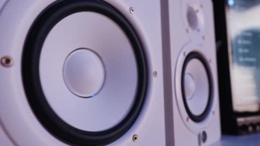 Profesyonel beyaz stüdyo monitörleri titreşiyor, müzik çalıyor. Yüksek kalite 4k görüntü