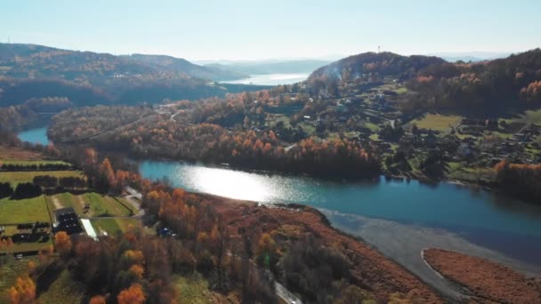 Sonbahar Tatilleri Güzel Göl Renkli Odun Tepelerdeki Evler Bieszczady Polonya — Stok video