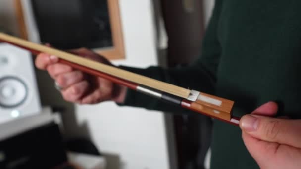 Man Holding Violin Bow High Quality Footage — Vídeo de Stock