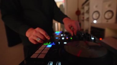 Dans eden, düğmelere basan, ses mikseriyle müzik kaydeden bir adam. Yüksek kalite 4k görüntü