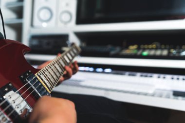 Bir kayıt stüdyosunda bas gitar çalıyor, yakın plan. Yüksek kalite fotoğraf