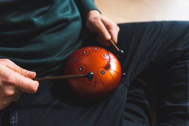 Mutlu bir davul çalan bir adam, çoklu notalarla çubuklarla. Yüksek kalite fotoğraf