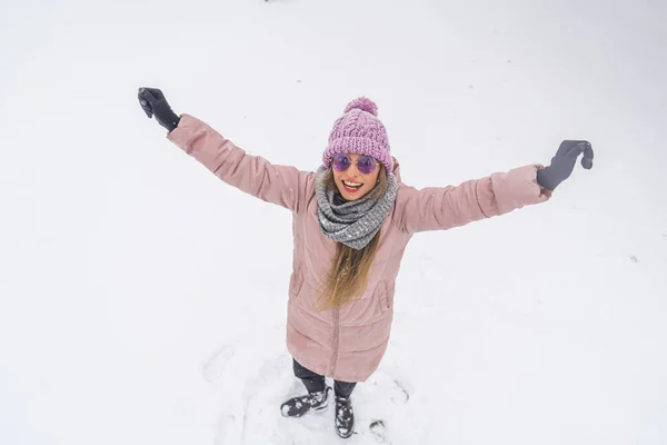 Висококутний Вид Схвильовану Кавказьку Жінку Стоїть Снігу Тримається Руки Фотографія — стокове фото