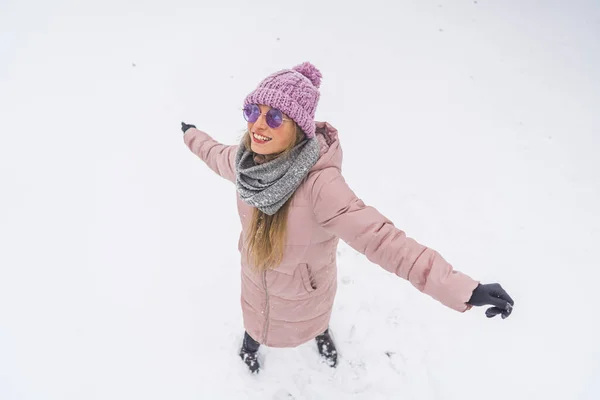 Radosna Długowłosa Kobieta Stojąca Śniegu Bawiąca Się Pełna Zabawy Zimowa — Zdjęcie stockowe